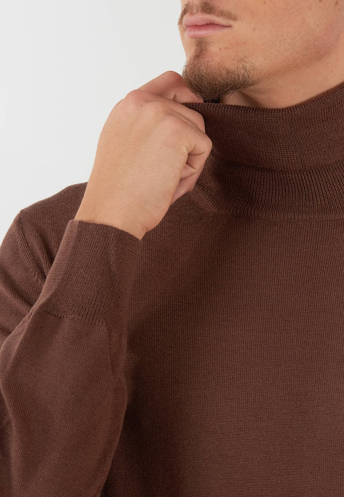MAGLIA COLLO ALTO MARRONE