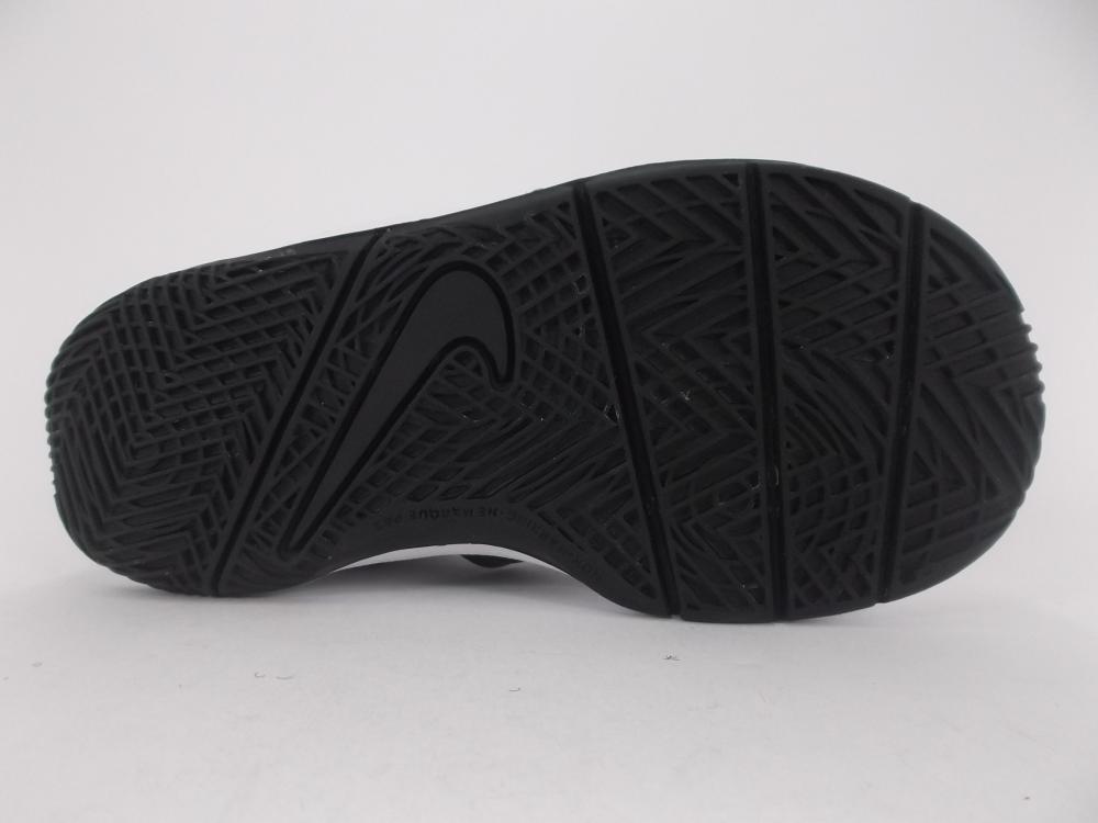 Nike Team Hustle 8 scarpa da basket 881943 100