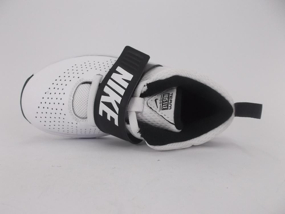 Nike Team Hustle 8 scarpa da basket 881943 100